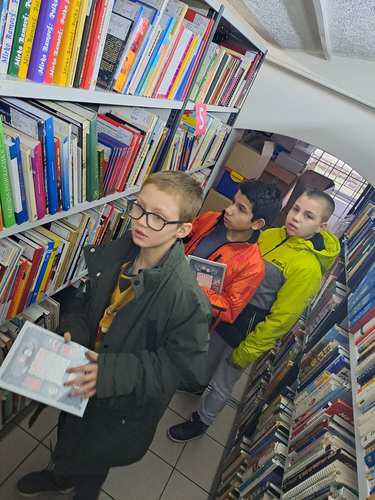 Projekt “Rastem s knjigo” – Obisk lendavske knjižnice / Projekt „Könyvvel felnőni” – Lendvai könyvtár látogatása